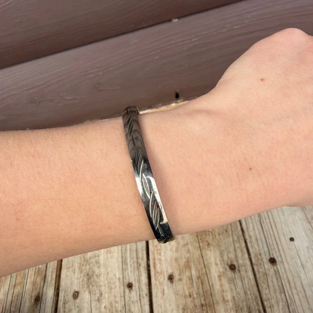 Vintage Silver Plated Etched‎ Floral Hinged Bangle Bracelet w/ Safety Chain